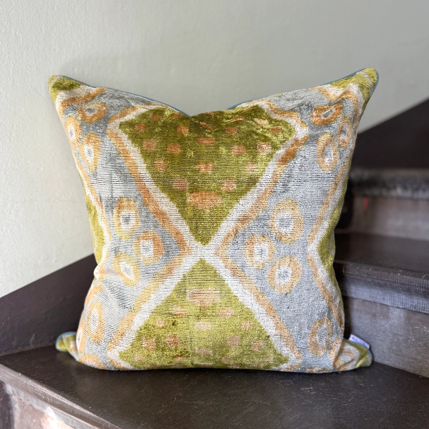 MILA MIRO - COUSSIN IKAT VELOURS RACINES