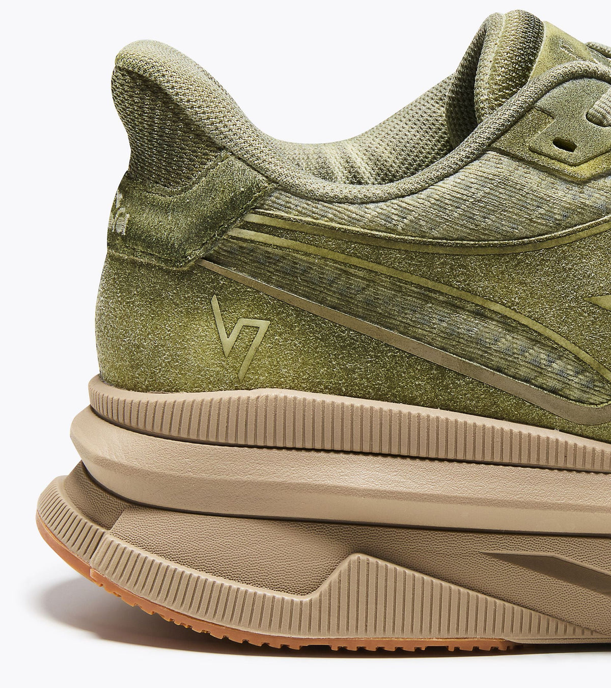 Détail de la teinture dip-dye sur la basket Diadora V7000 verte