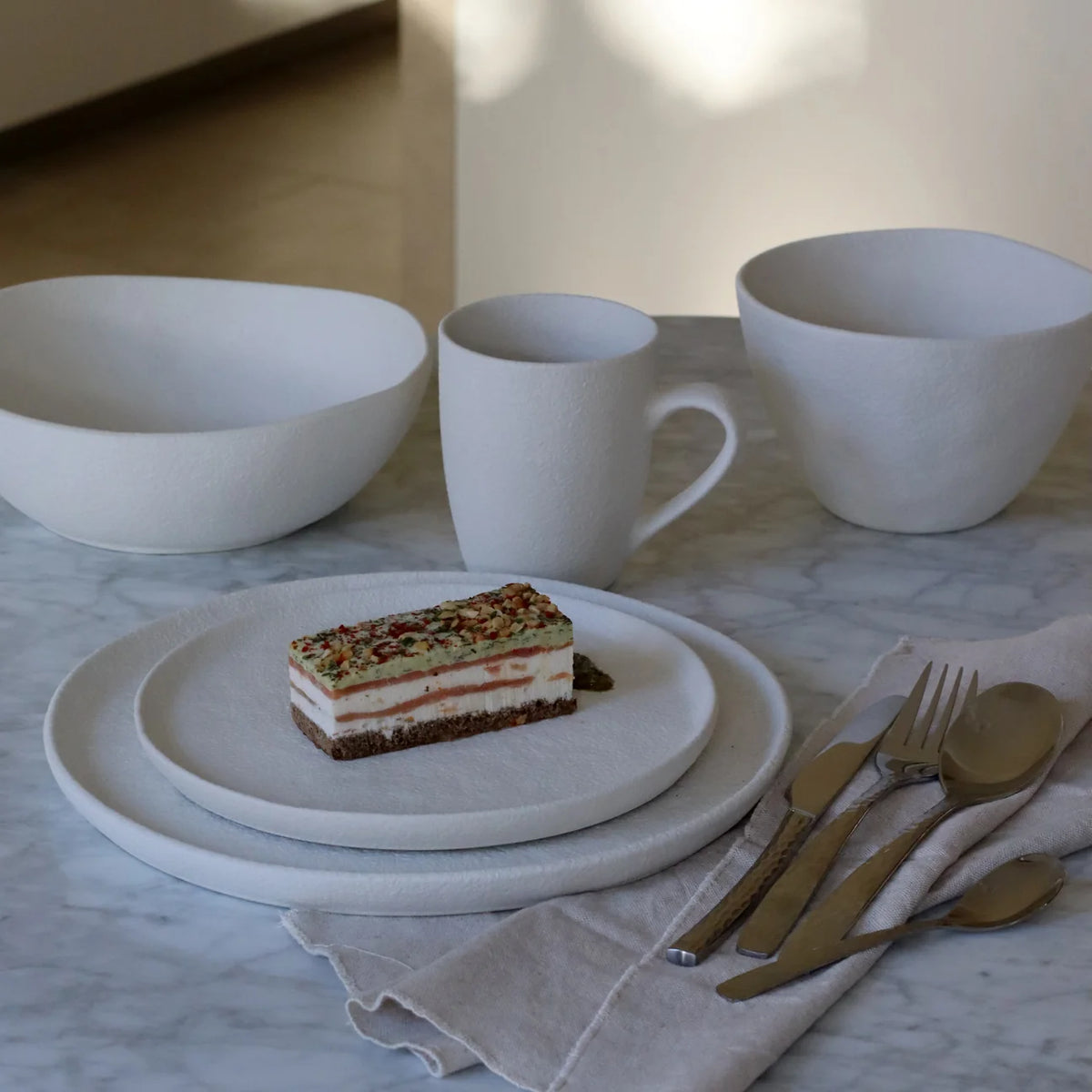 Assiette plate Ogo Living Snowstack blanc mat mise en situation