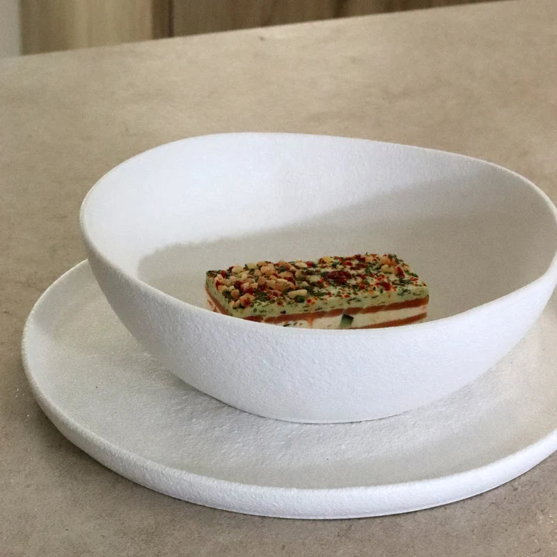Assiette creuse Snowstack d'Ogo Living, vue complémentaire du grès