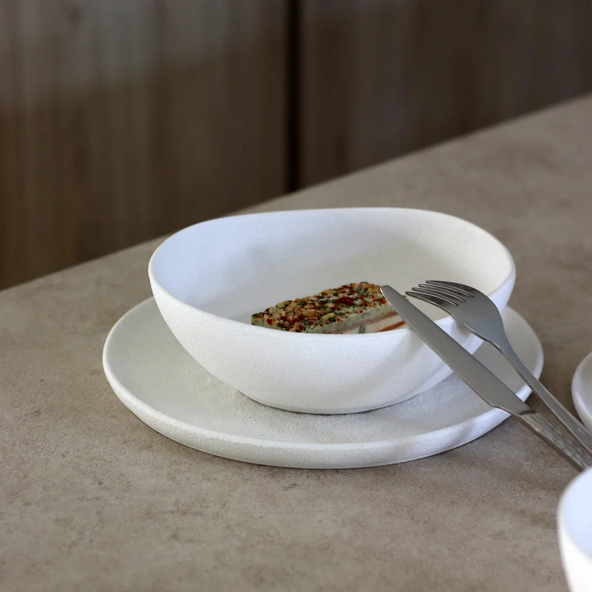 Assiette creuse en grès blanc mat Snowstack, deuxième vue