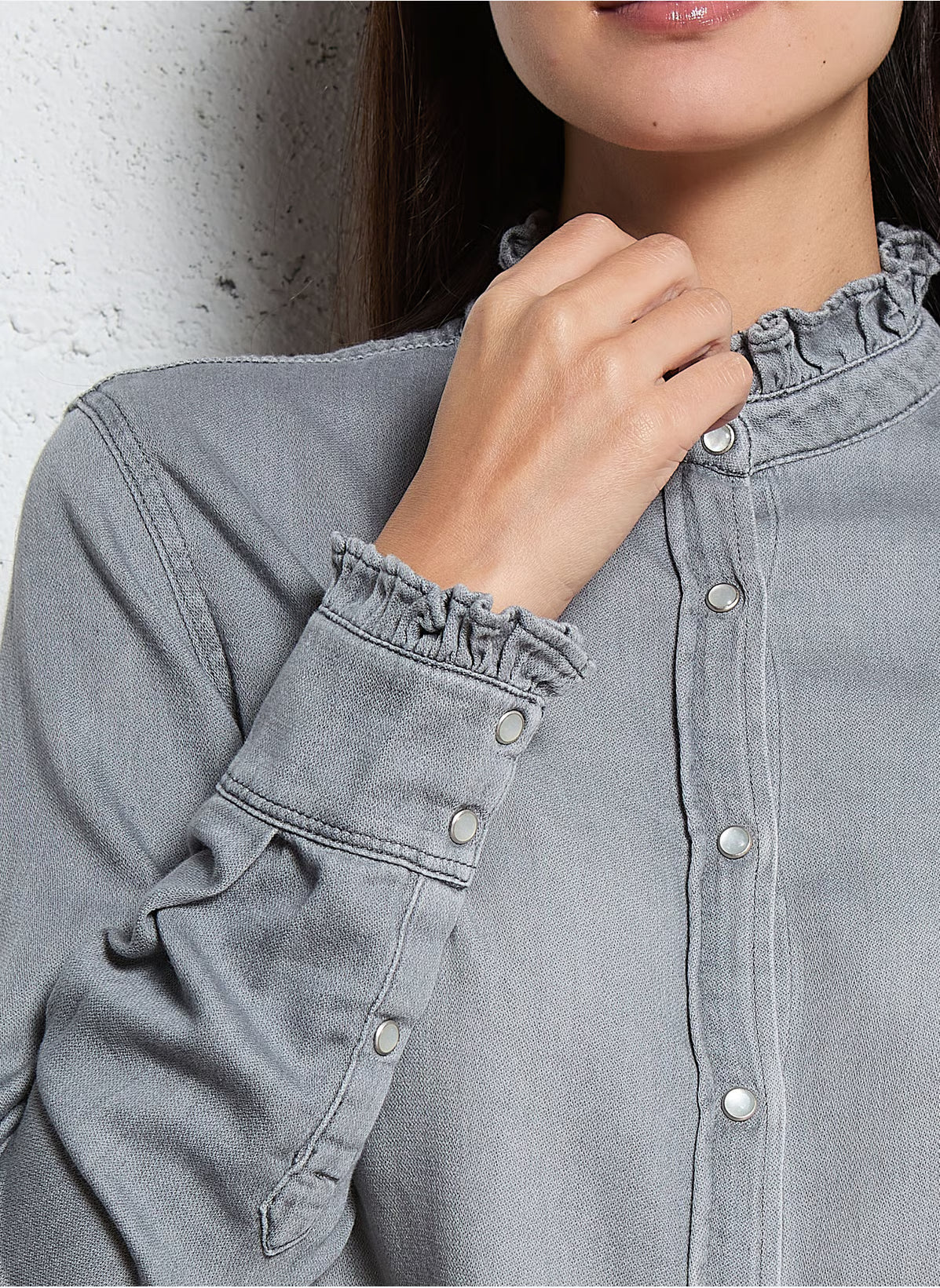 Chemise femme Acquaverde Gaby grise portée, vue de profil