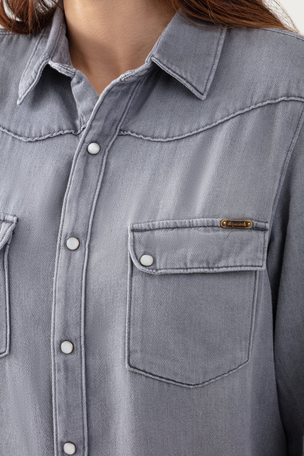 Look femme avec la chemise en jean gris Acquaverde Clyde