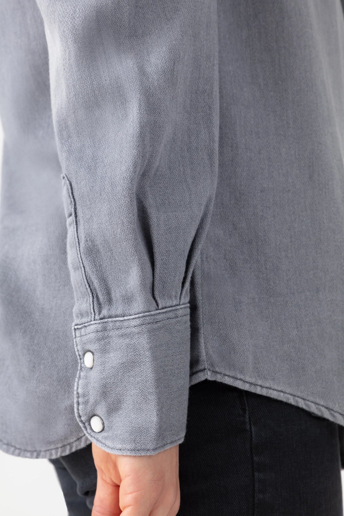 Détail des poches poitrine de la chemise Acquaverde Clyde grise