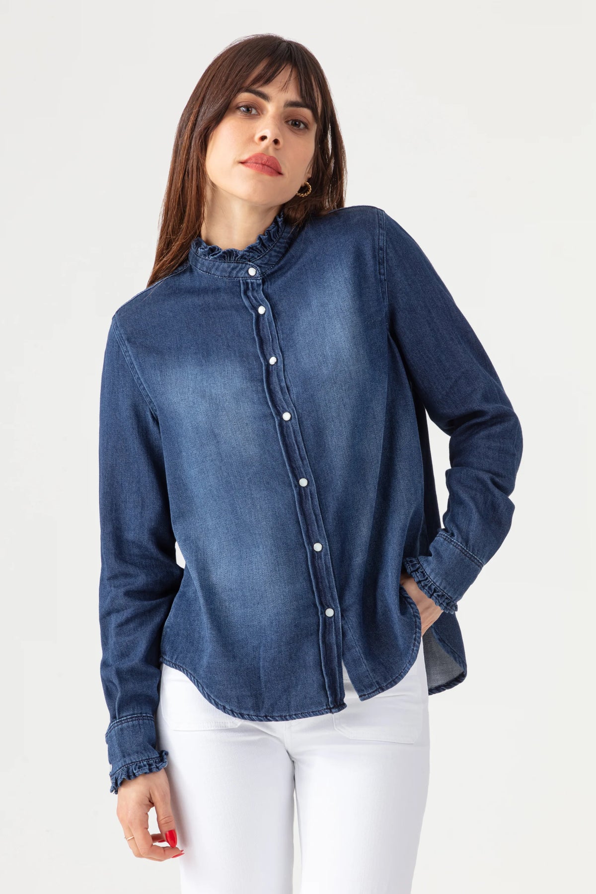 Chemise Acquaverde Gaby en jean portée, vue de profil