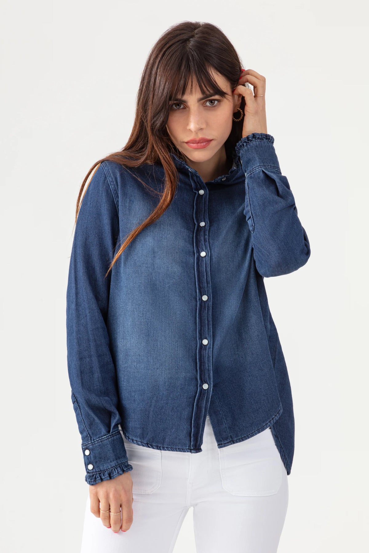 Gros plan sur le poignet volanté de la chemise Acquaverde Gaby