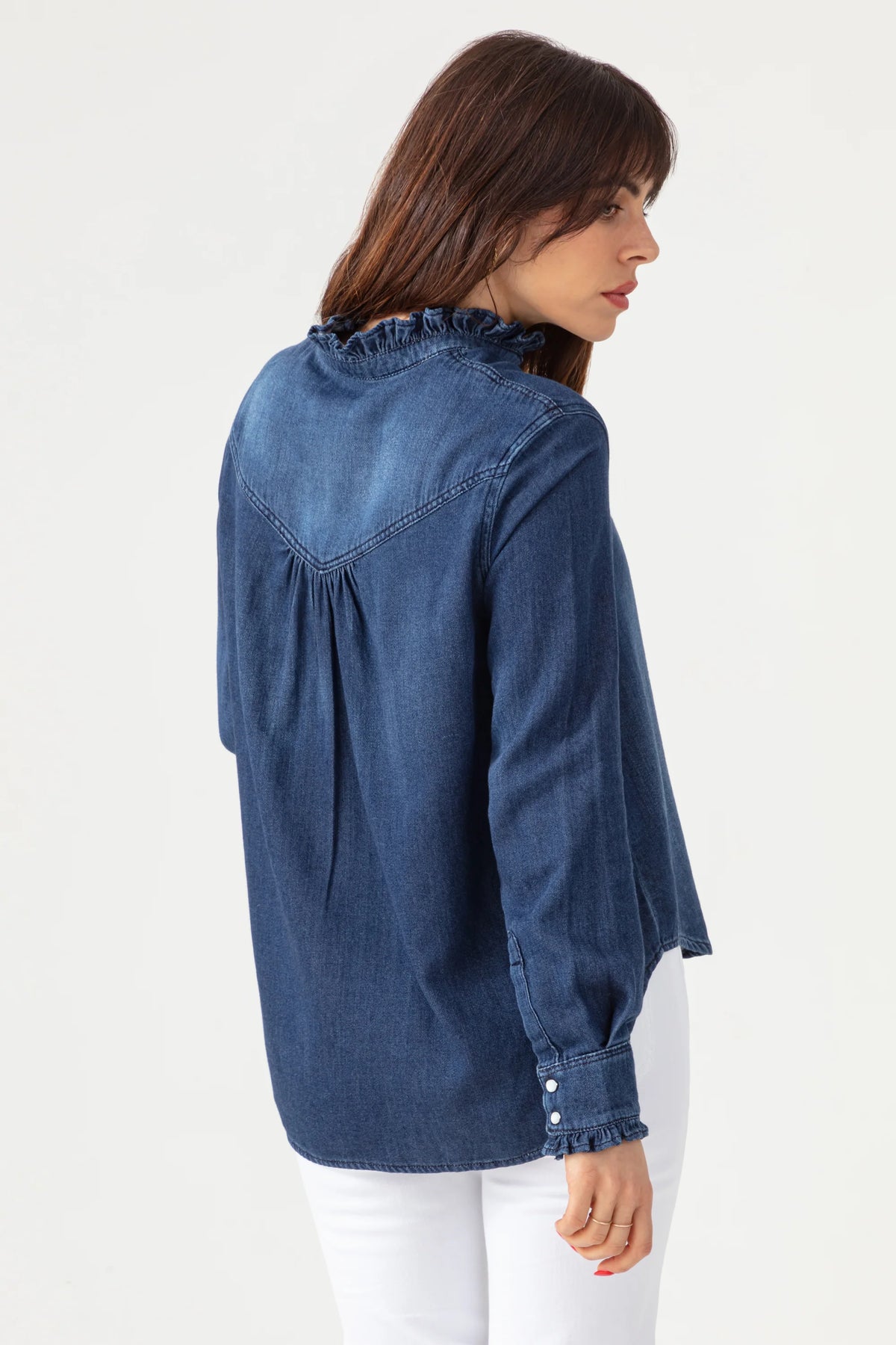 Détail des boutons-pression de la chemise Gaby en denim