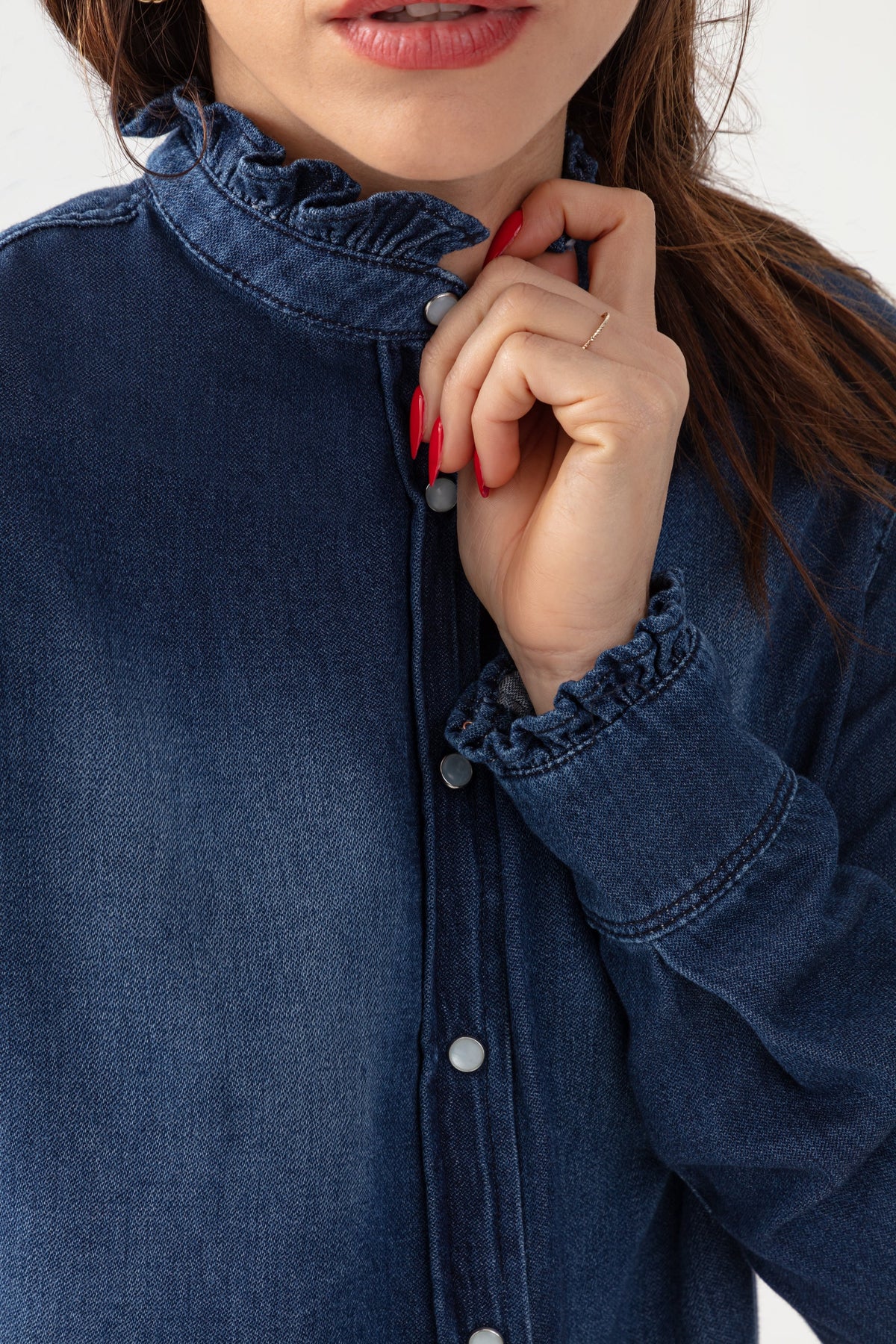 Chemise en denim léger Acquaverde Gaby présentée à plat
