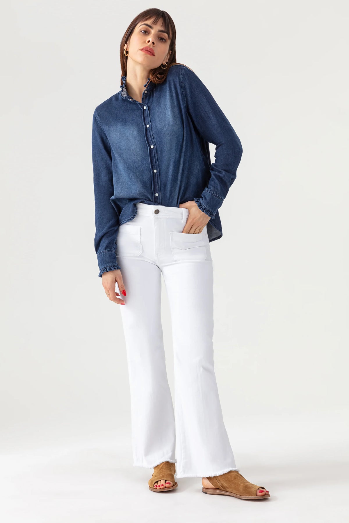 Look femme avec la chemise en jean Acquaverde Gaby