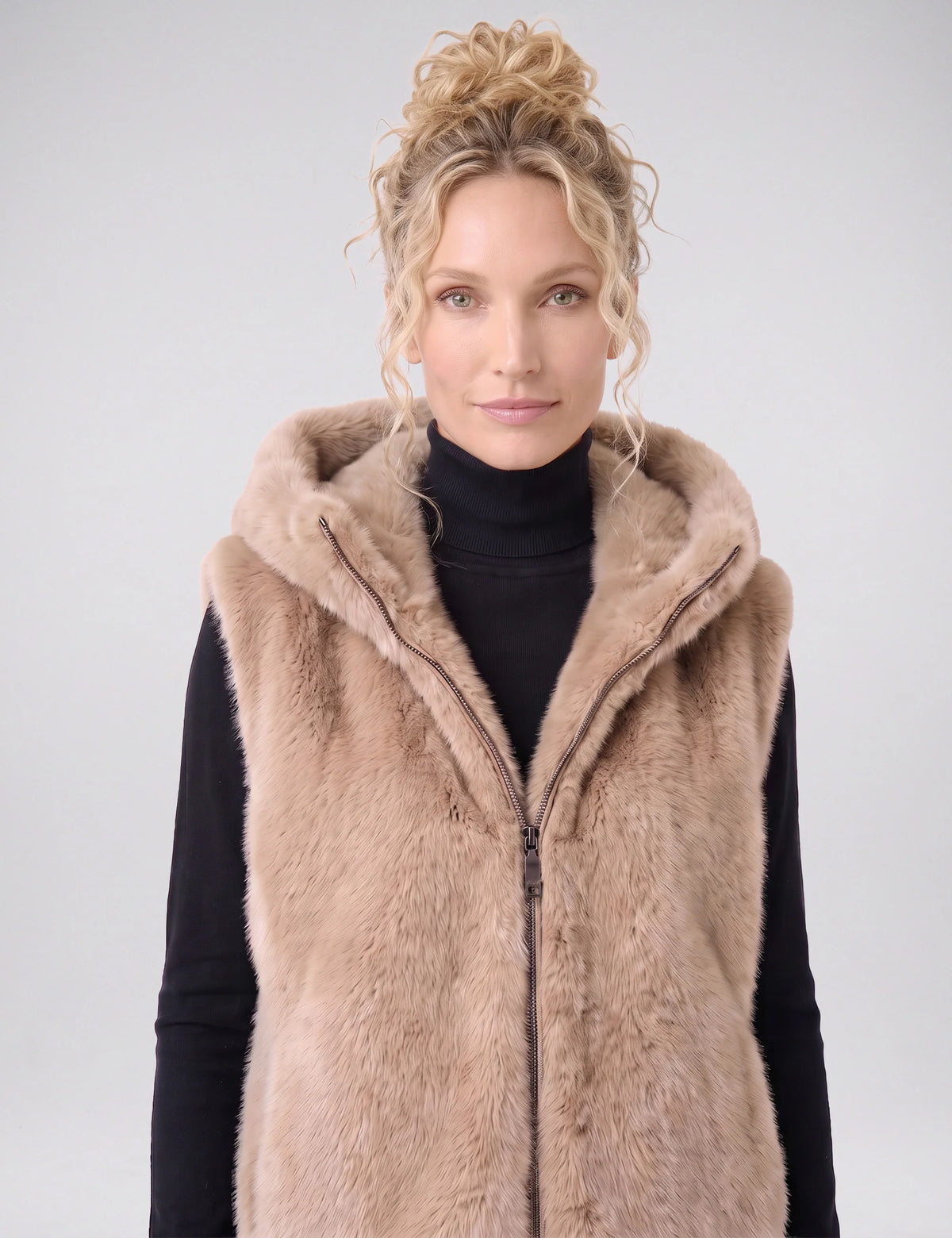 Détail de la fausse fourrure du gilet Blonde N°8 Ashley