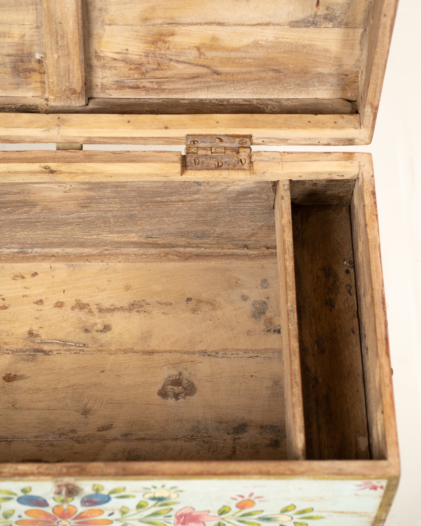 L'ÎLE BLEUE - COFFRE BLEU PEINT À LA MAIN