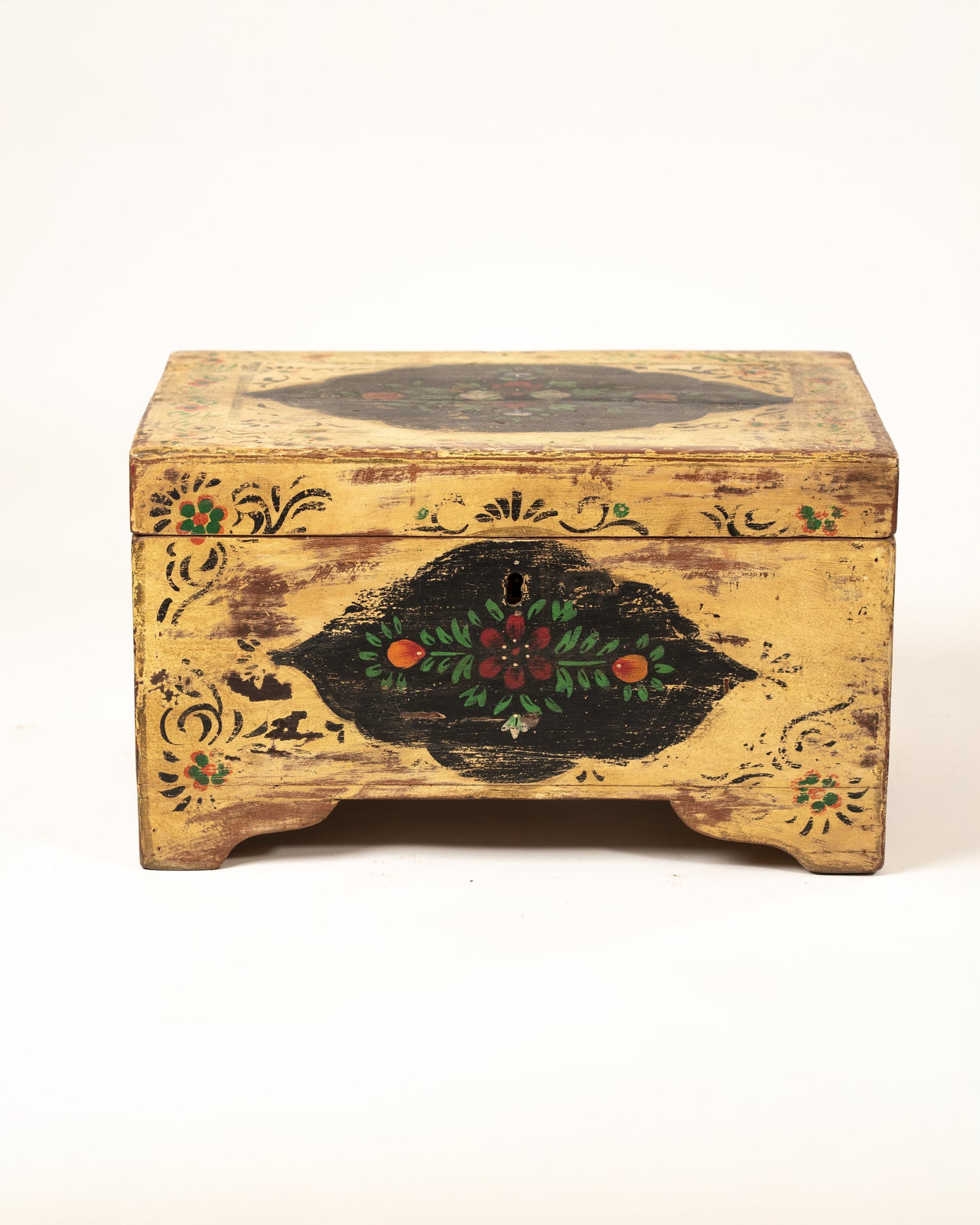 L'ÎLE BLEUE - COFFRE JAUNE PEINT À LA MAIN