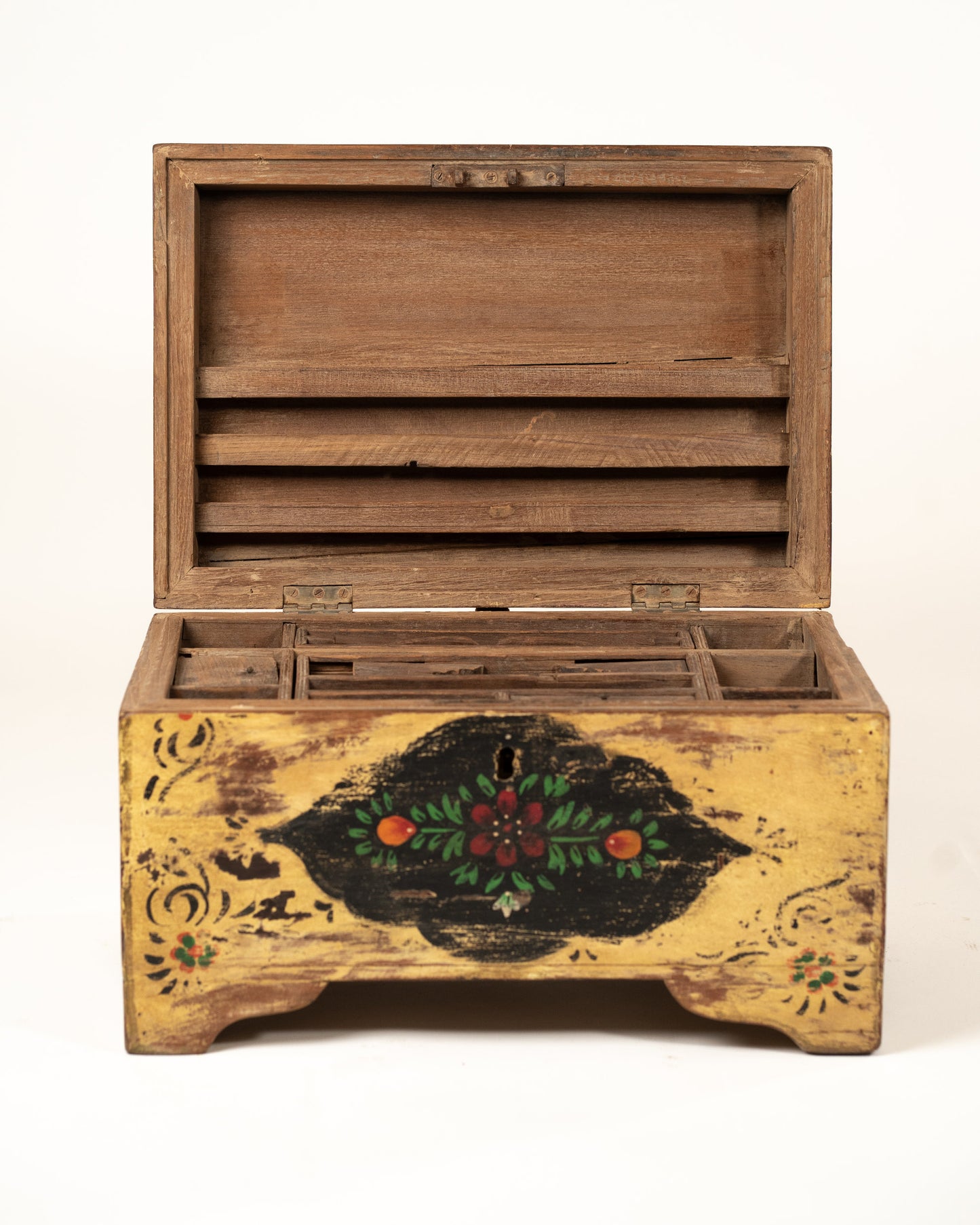 L'ÎLE BLEUE - COFFRE JAUNE PEINT À LA MAIN