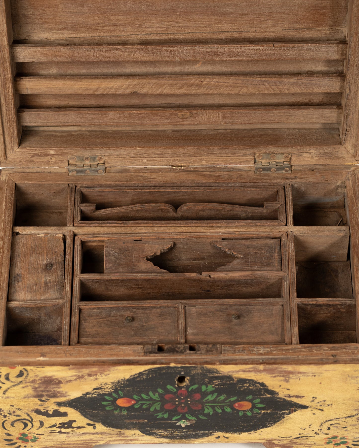 L'ÎLE BLEUE - COFFRE JAUNE PEINT À LA MAIN