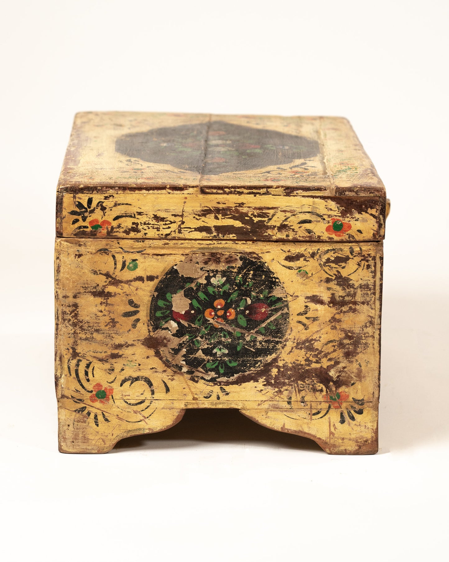 L'ÎLE BLEUE - COFFRE JAUNE PEINT À LA MAIN