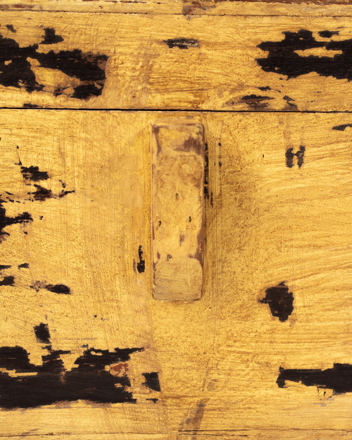 L'ÎLE BLEUE - COFFRE JAUNE PEINT À LA MAIN