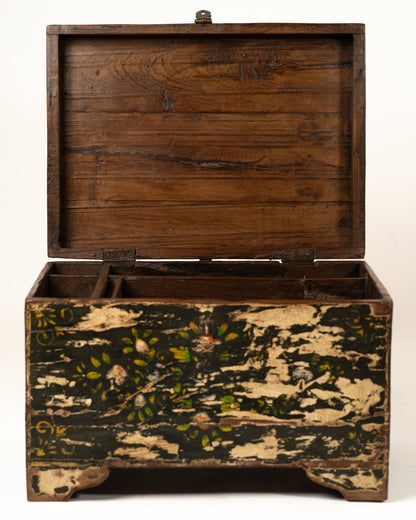 L'ÎLE BLEUE - COFFRE VERT PEINT À LA MAIN