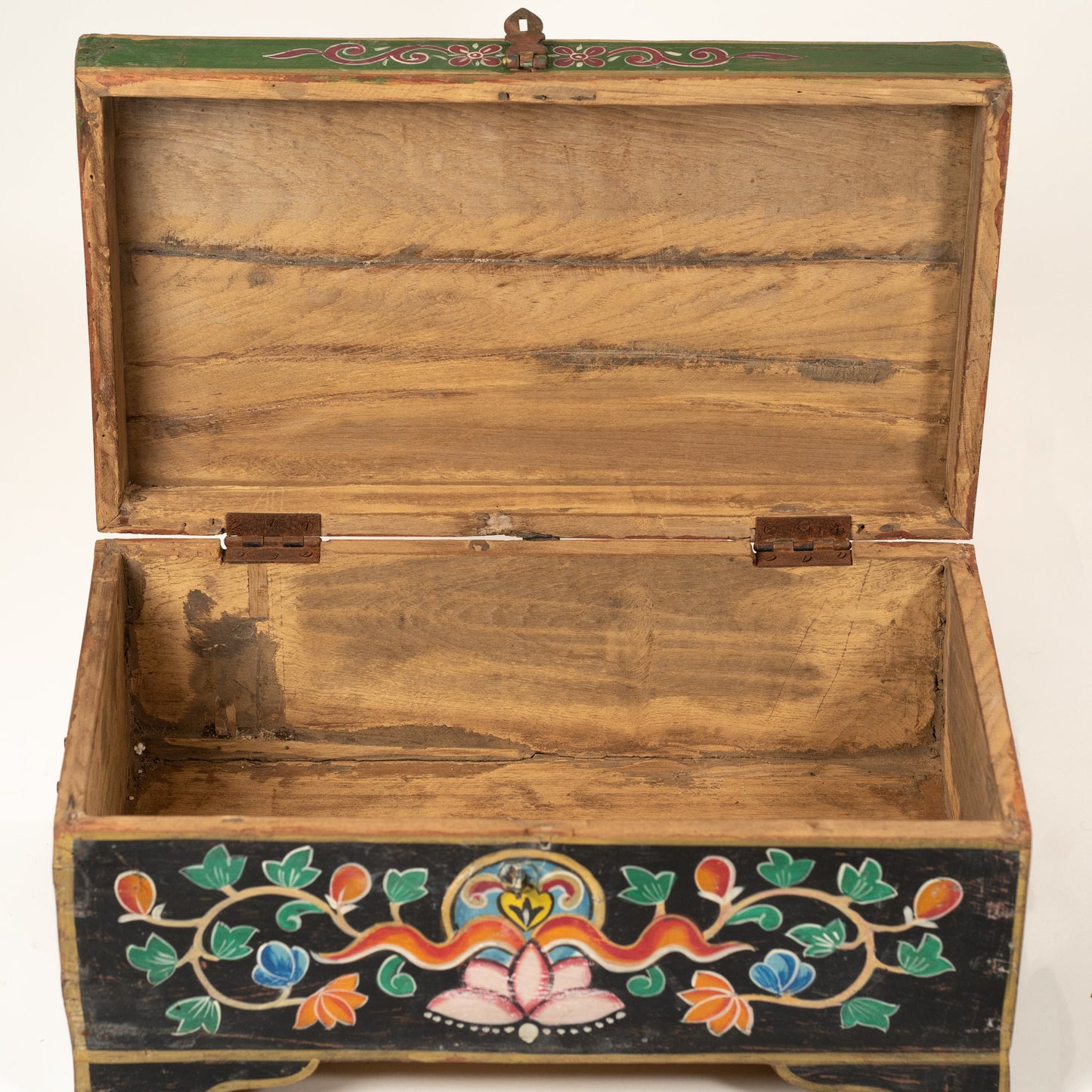 L'ÎLE BLEUE - COFFRE NOIR PEINT À LA MAIN