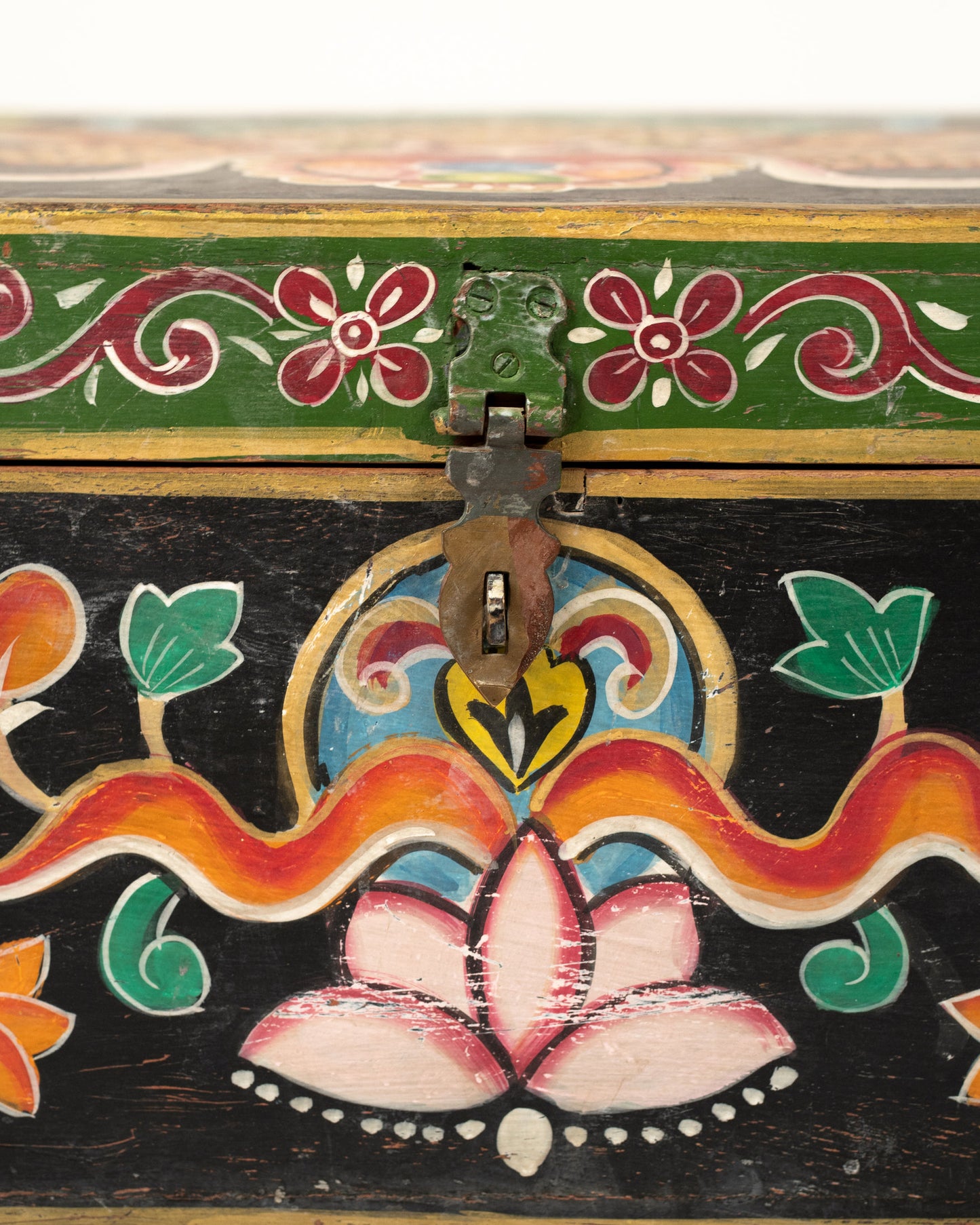 L'ÎLE BLEUE - COFFRE NOIR PEINT À LA MAIN