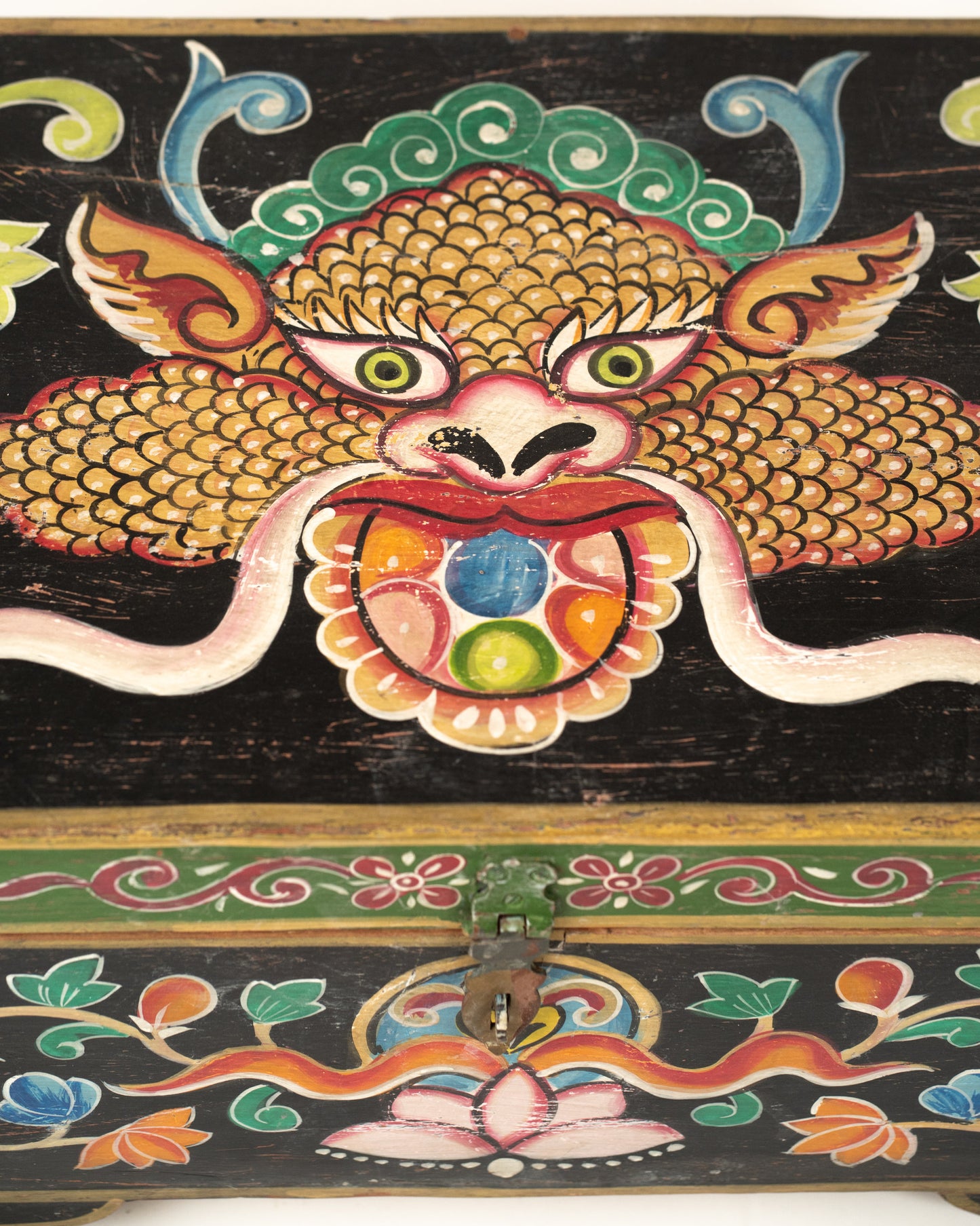 L'ÎLE BLEUE - COFFRE NOIR PEINT À LA MAIN