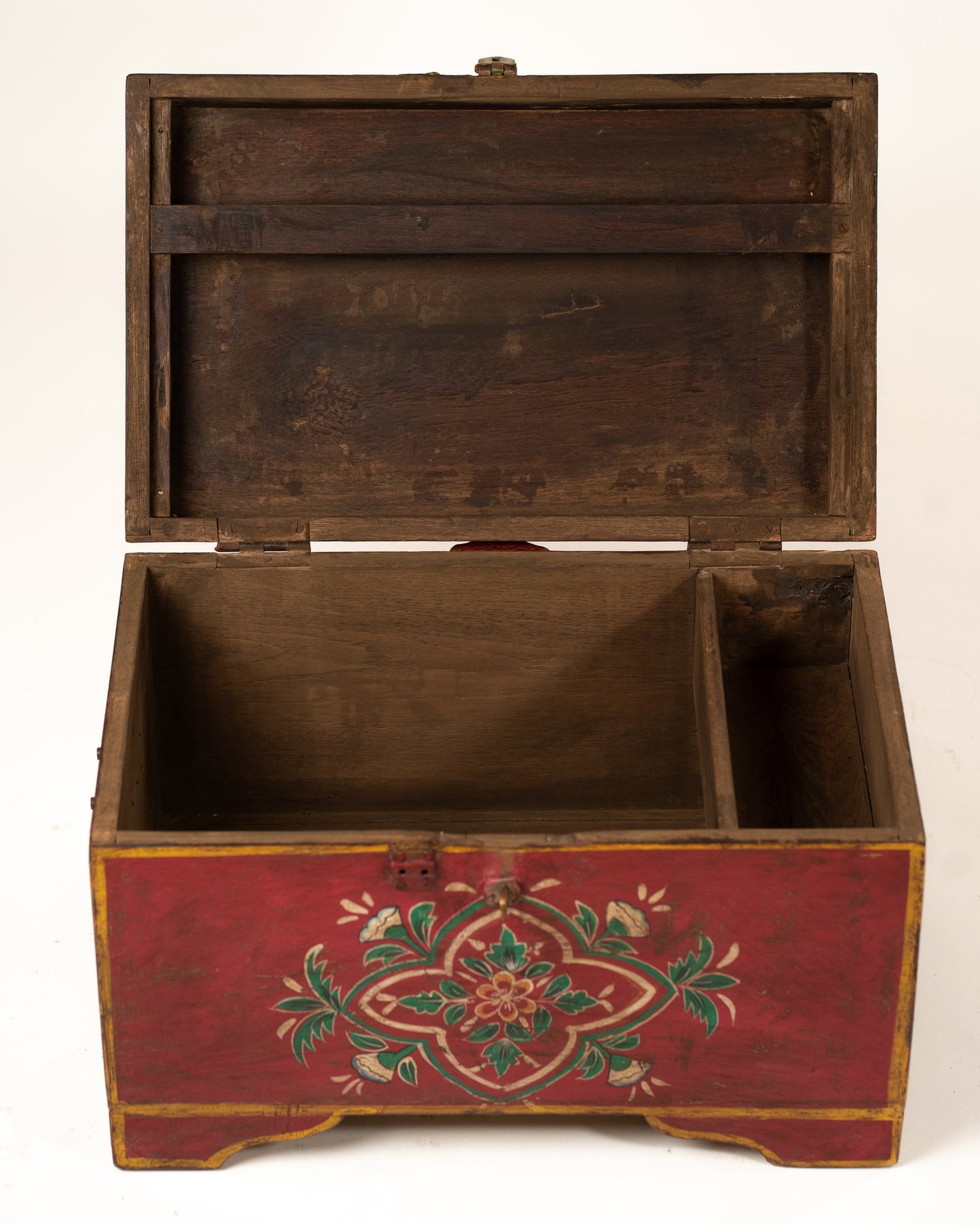 L'ÎLE BLEUE - COFFRE ROUGE PEINT À LA MAIN