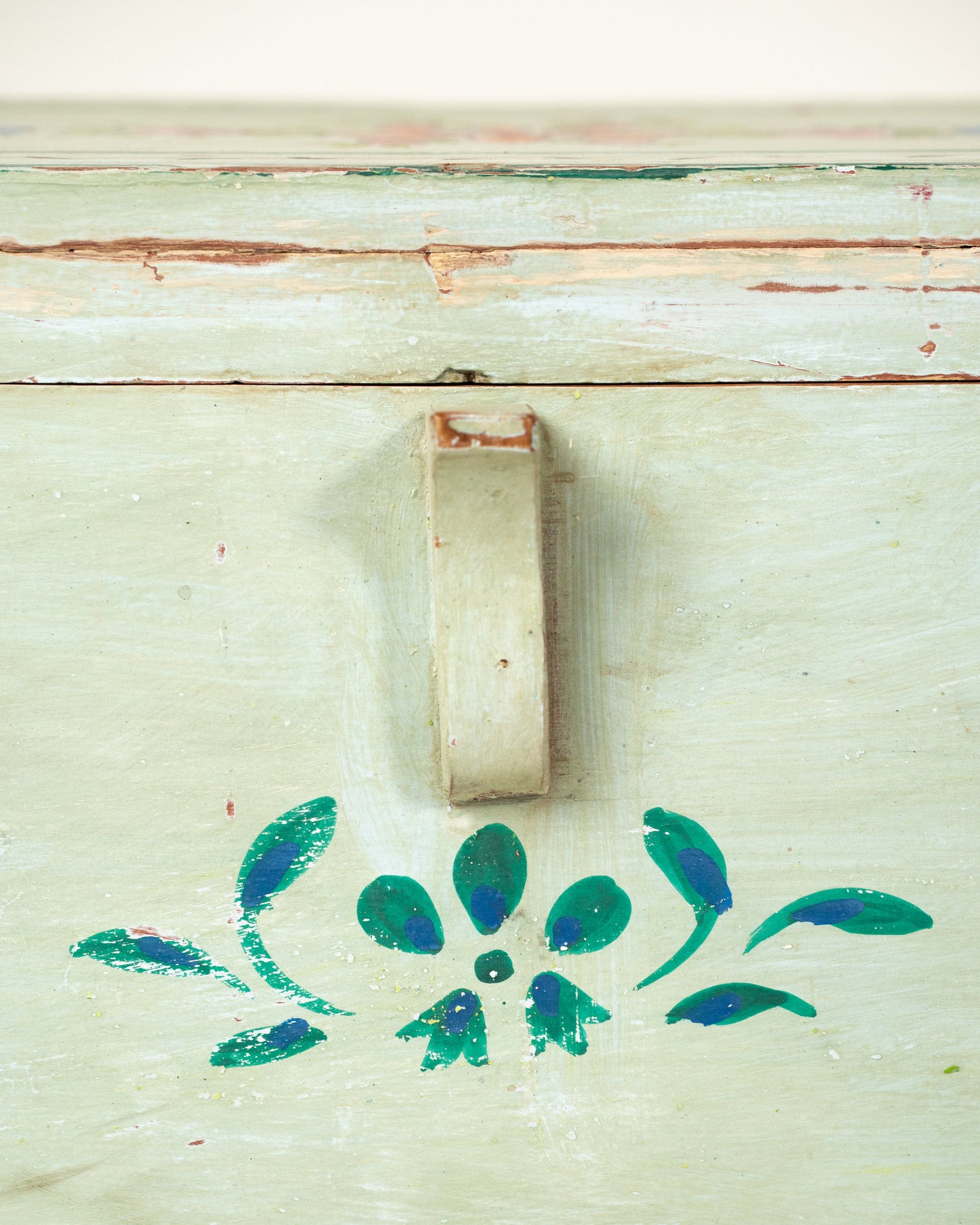 L'ÎLE BLEUE - COFFRE BLEU PEINT À LA MAIN