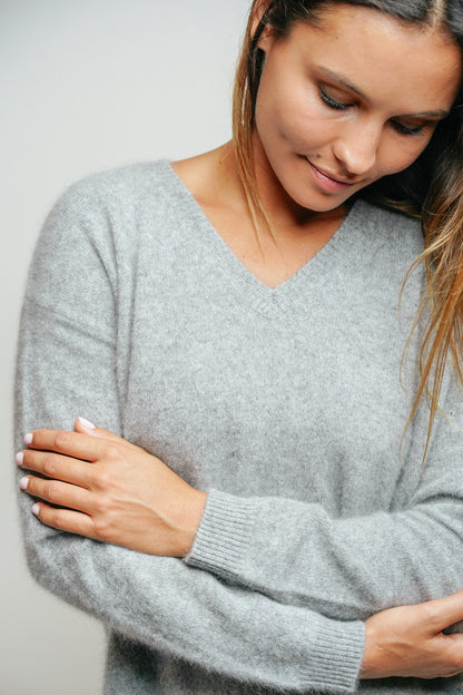 ESTHÈME - Small V-Neck Raccoon Light Grey