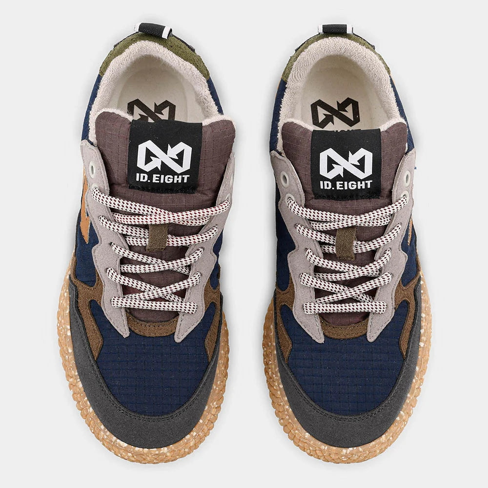 Vue rapprochée des sneakers ID.EIGHT Hana Indigo bleu