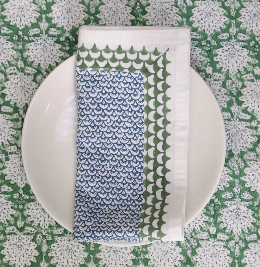 Serviette de table Rozablue Chi Chi bleue imprimée main, vue de détail