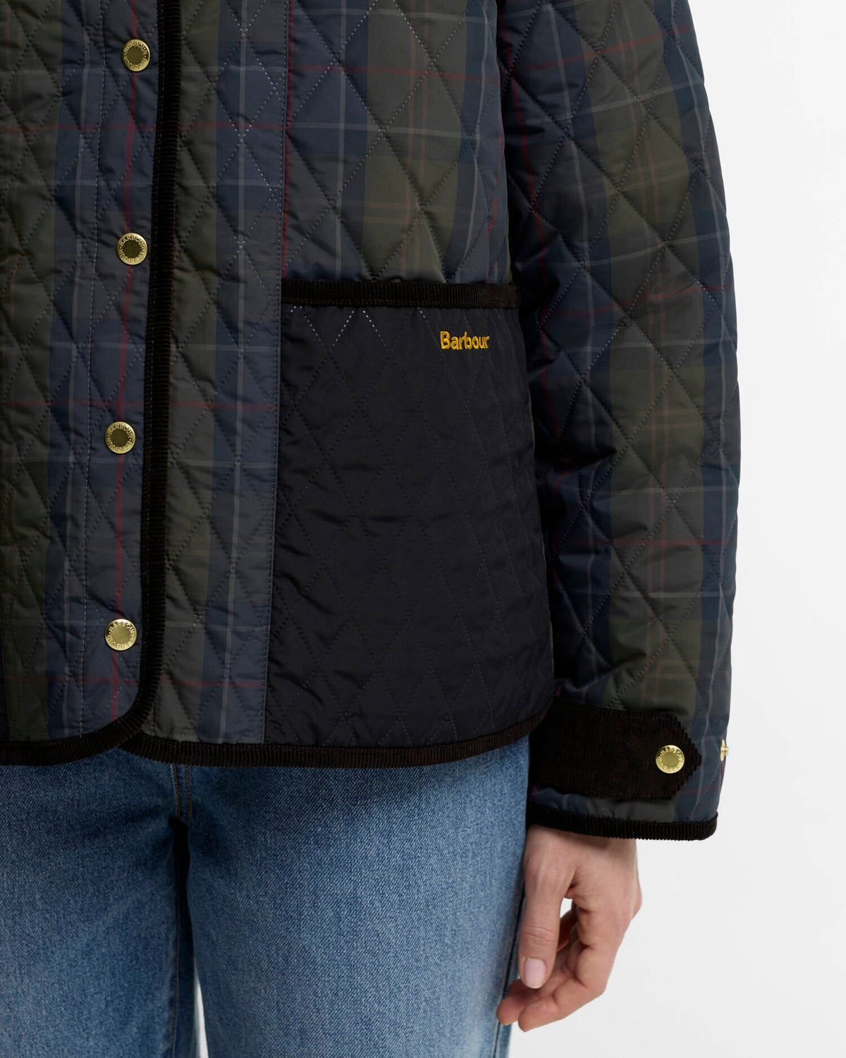 Gros plan sur les finitions de la veste Barbour Ainsdale femme