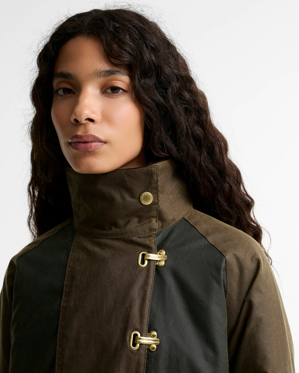 Gros plan sur la veste cirée Barbour Hazelwood tartan femme