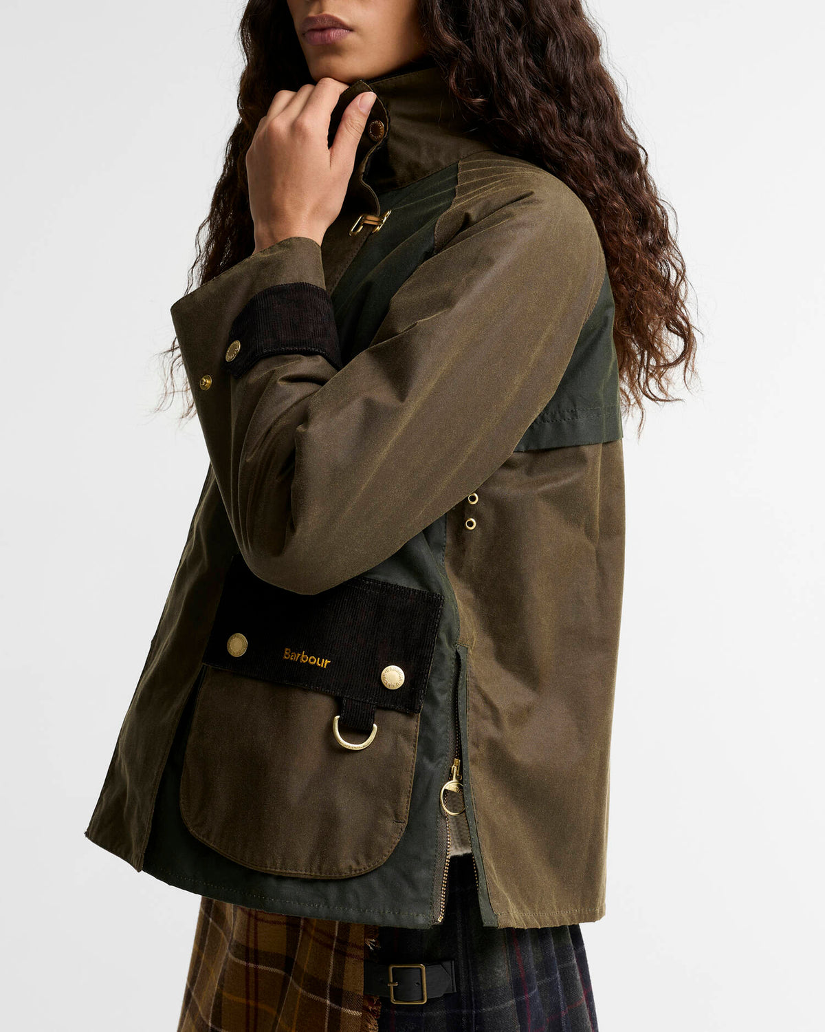 Détail des finitions de la veste cirée Barbour Hazelwood femme