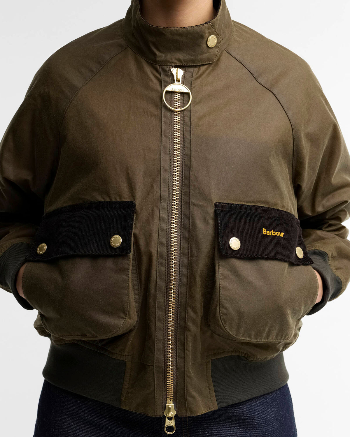 Gros plan sur les finitions de la veste cirée Barbour Ivybridge