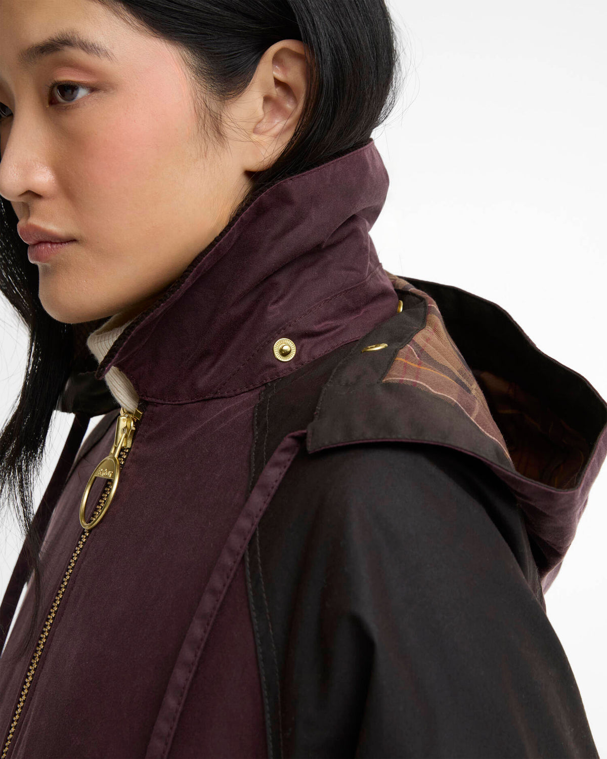 Détail des finitions de la veste cirée Barbour Carville femme