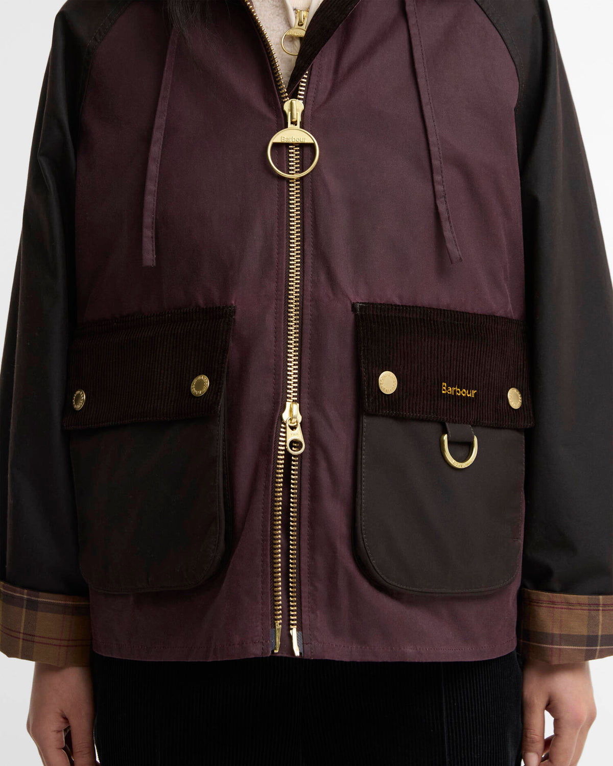 Gros plan sur le coton ciré de la veste Barbour Carville bordeaux
