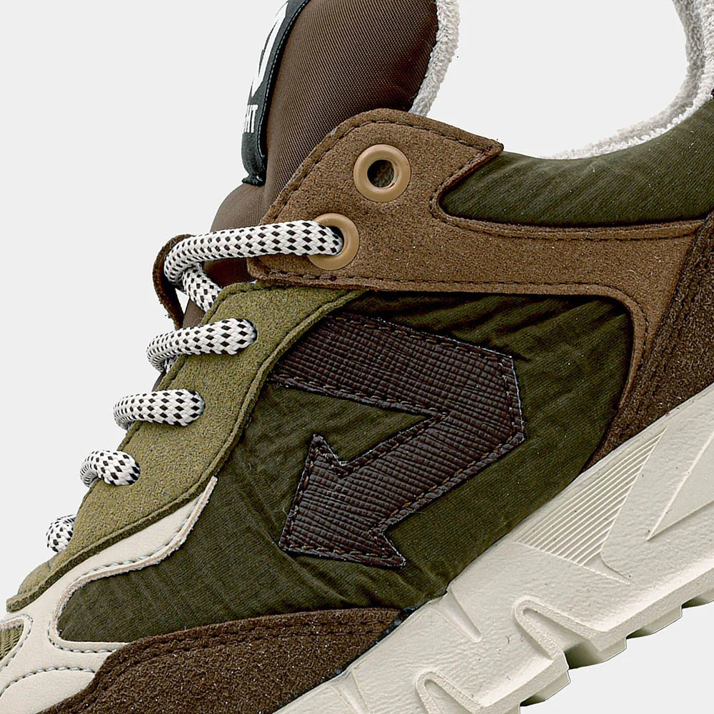 Gros plan sur les baskets ID.EIGHT Maru Ink Green homme