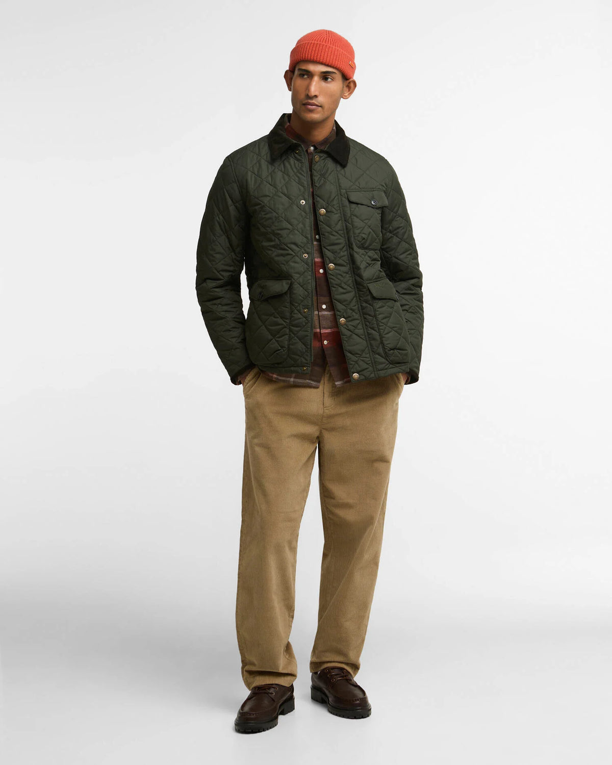 Look homme avec la veste matelassée Barbour Hornby Sage