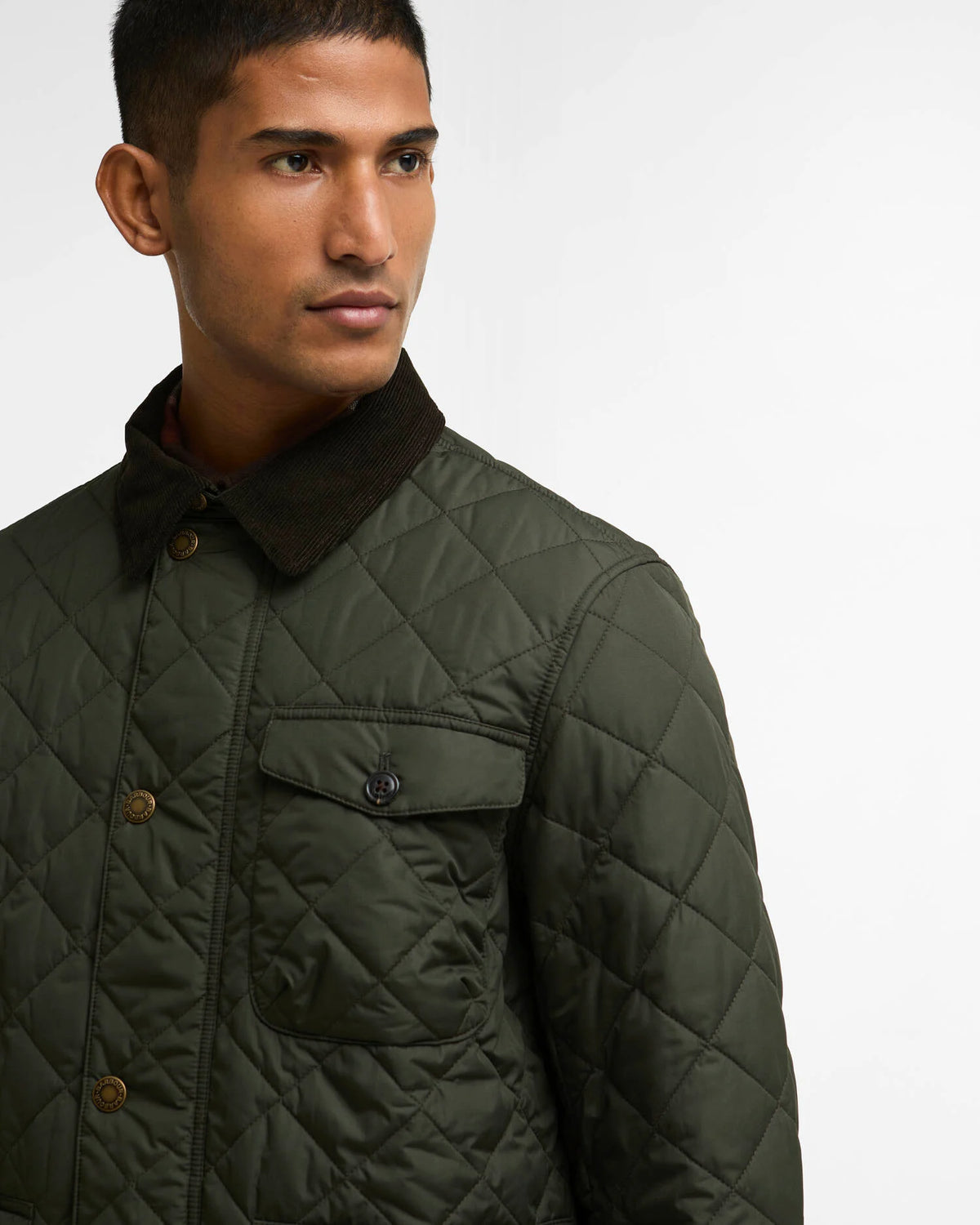 Gros plan sur les finitions de la veste matelassée Barbour Hornby Sage
