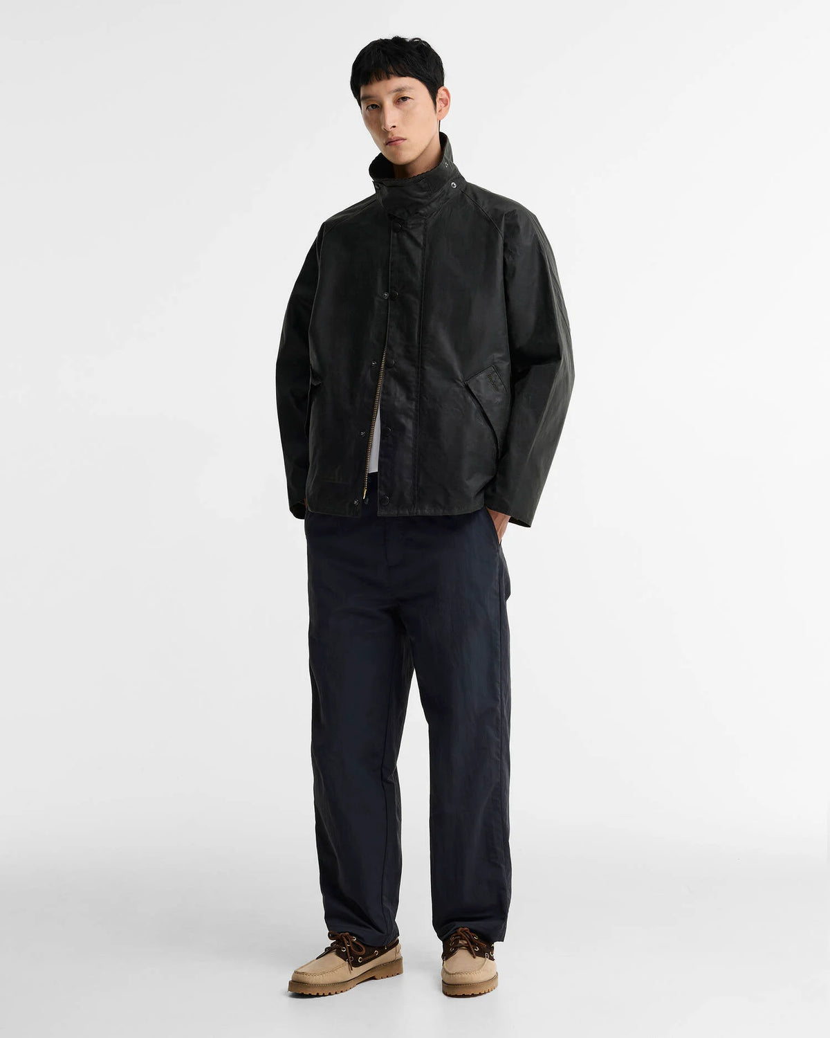 Look homme avec la veste cirée oversize Barbour Transport Sage