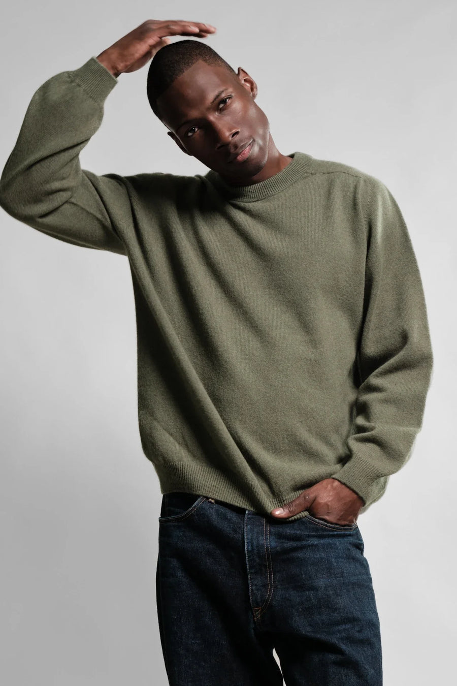 Pull col rond Nitto Knitwear Armen vert thicket porté, vue de face