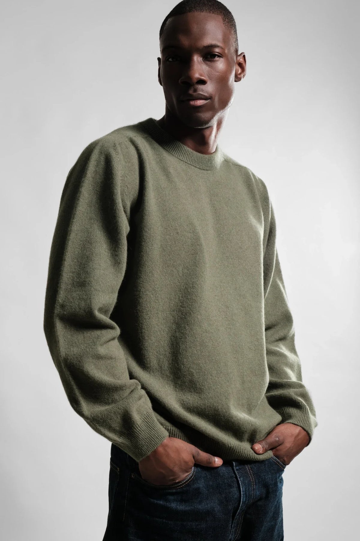 Look homme avec le pull Nitto Knitwear Armen vert thicket