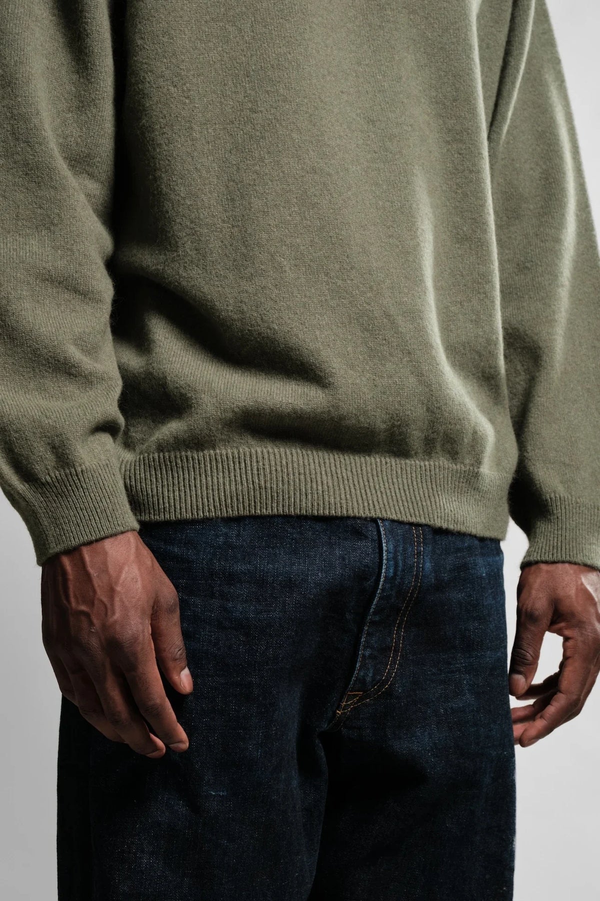 Détail de la maille jauge 8 du pull Armen vert thicket