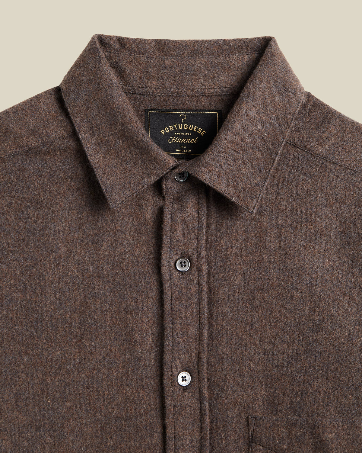 Détail du coton de la chemise Portuguese Flannel Suavis marron