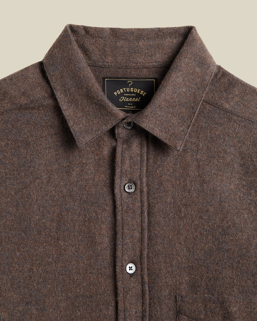 Détail du coton de la chemise Portuguese Flannel Suavis marron