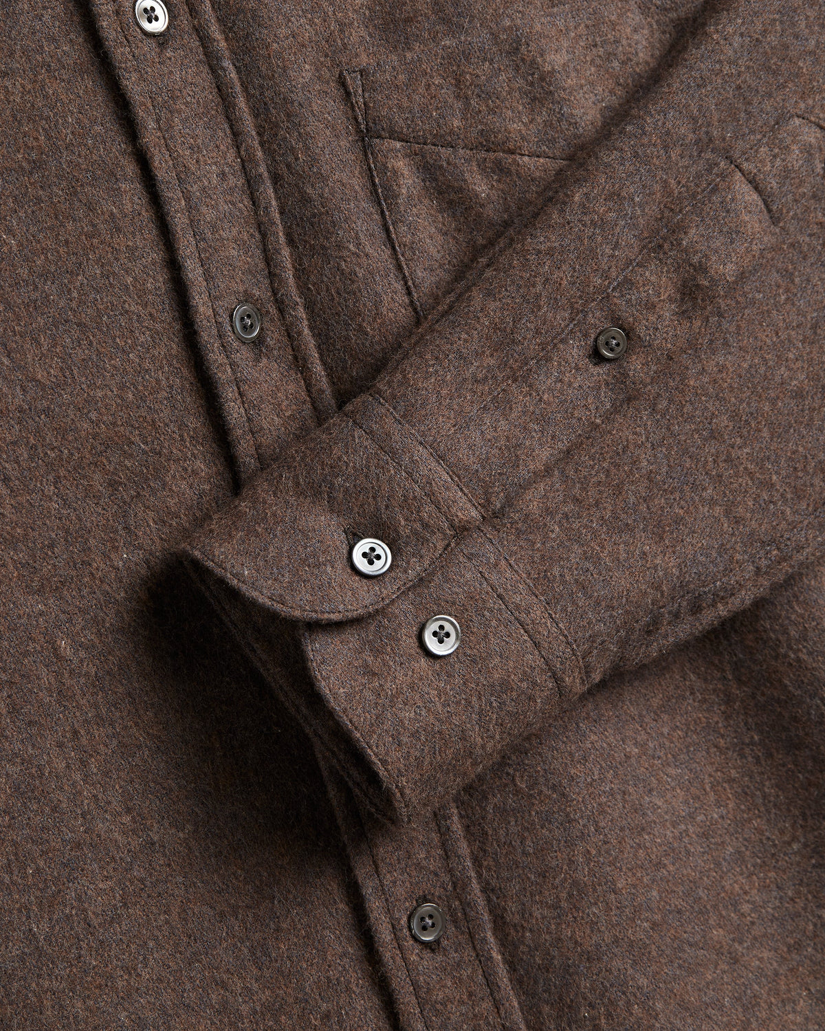 Vue rapprochée de la chemise marron Portuguese Flannel Suavis