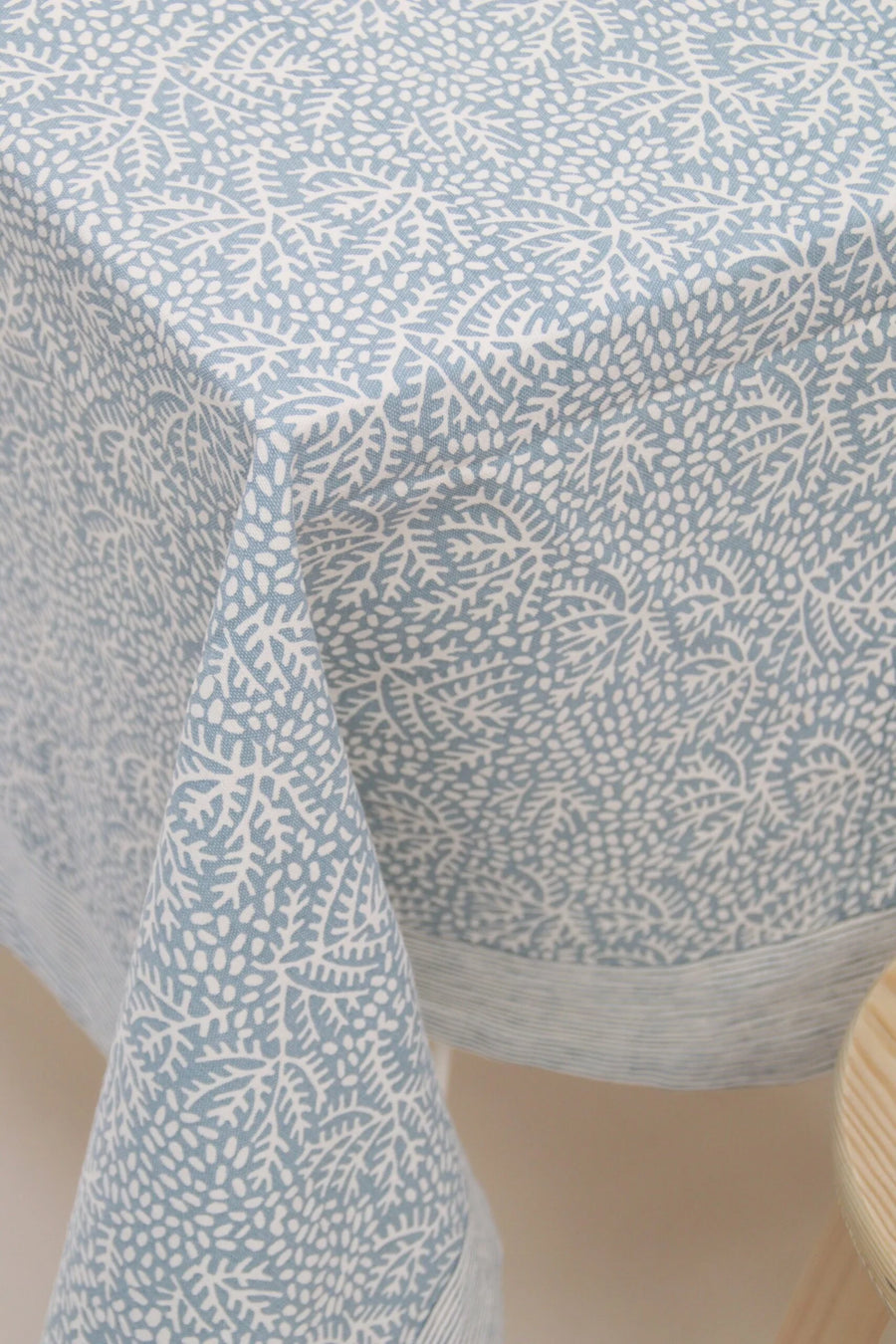 Nappe Rozablue Floral Mineral bleu et blanc imprimée main, vue de détail
