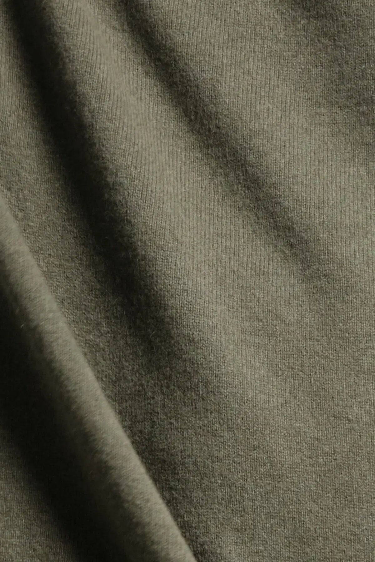 Pull Armen Nitto Knitwear vert thicket porté, vue de dos