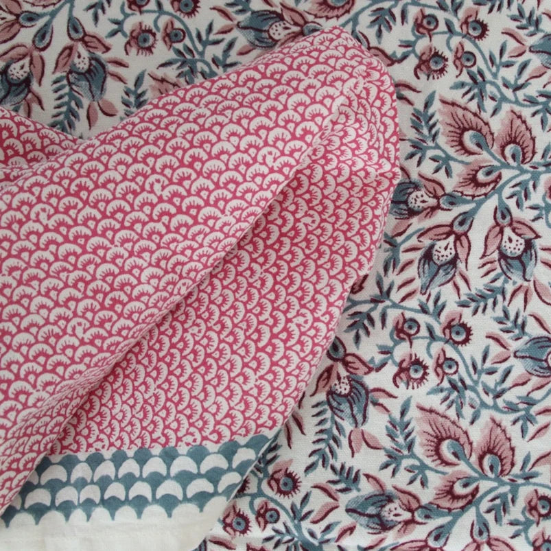 Serviette de table Rozablue Chi Chi rose imprimée main, vue complémentaire
