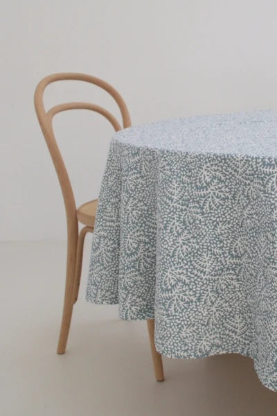 Nappe Rozablue Floral Mineral bleu et blanc imprimée main, mise en situation