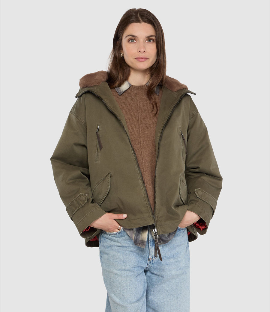 Look femme avec la parka courte Blonde N°8 Bella khaki